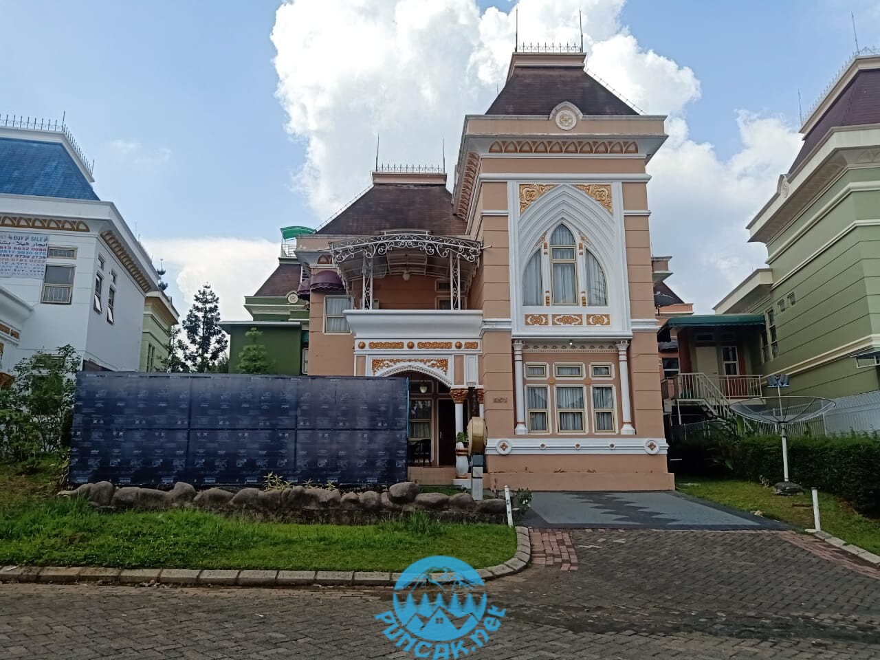 Villa Viktoria 6 Kamar Di Puncak Untuk Keluarga Dengan Kolam Renang